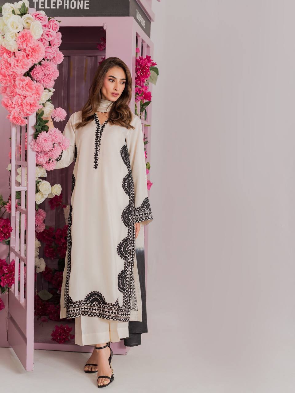 Chic Floral Embroidery Suit for Celebrations