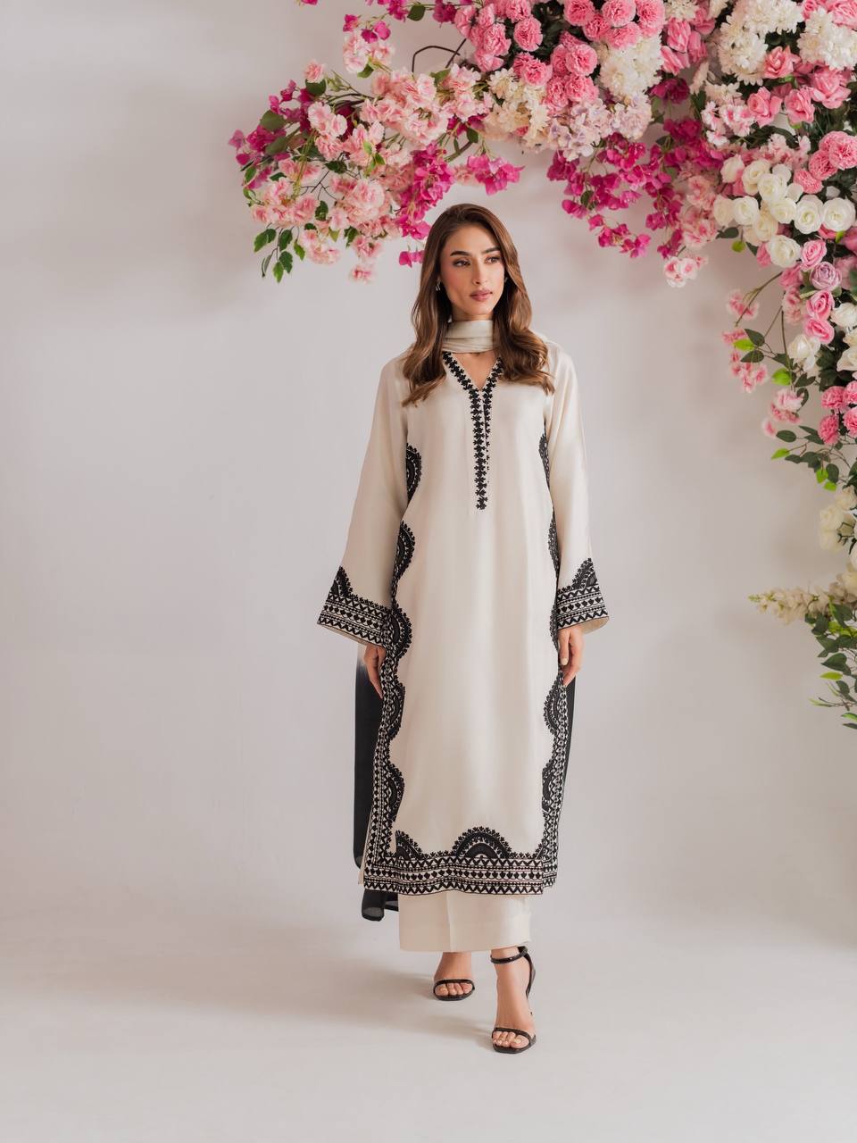 Chic Floral Embroidery Suit for Celebrations