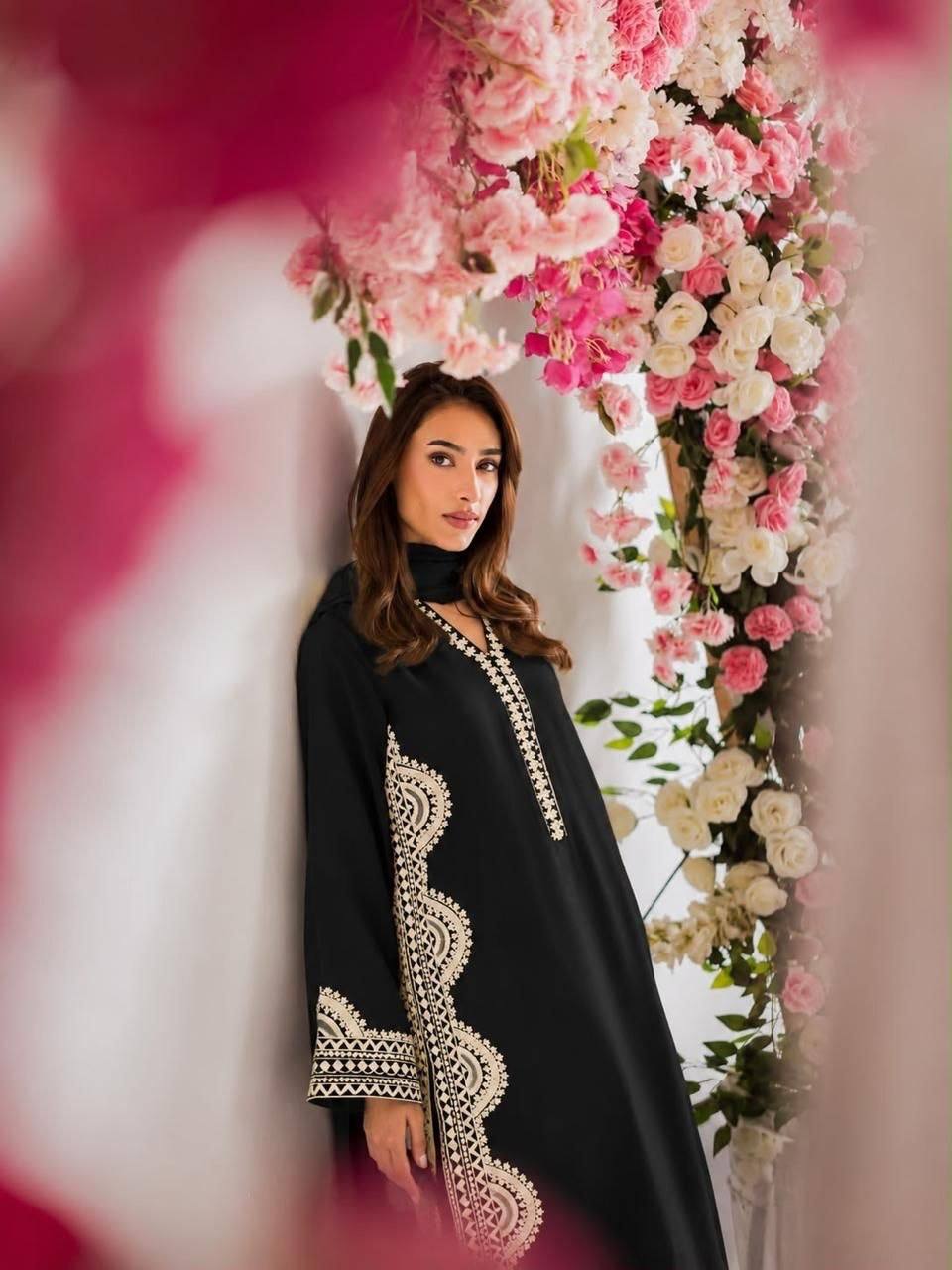 Chic Floral Embroidery Suit for Celebrations