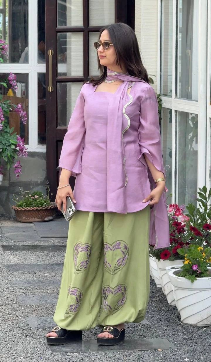 Stylish Contrast Purple Top  Green Bottoms