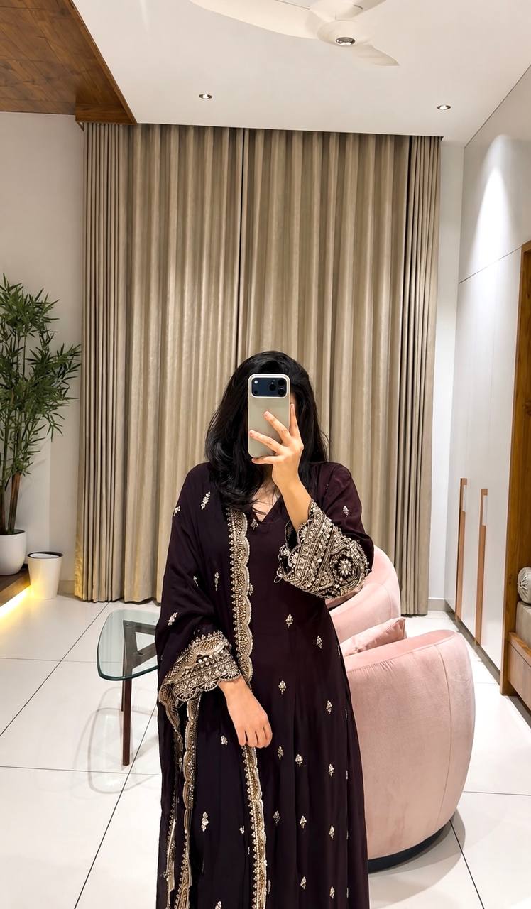 Chic and Stylish Suit for Modern Professionals