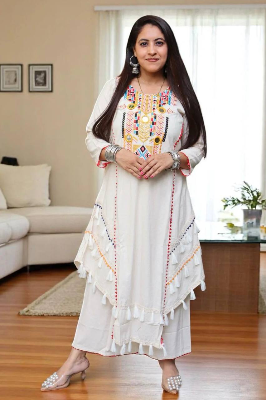 Stylish Heritage Outfit for Confident Women