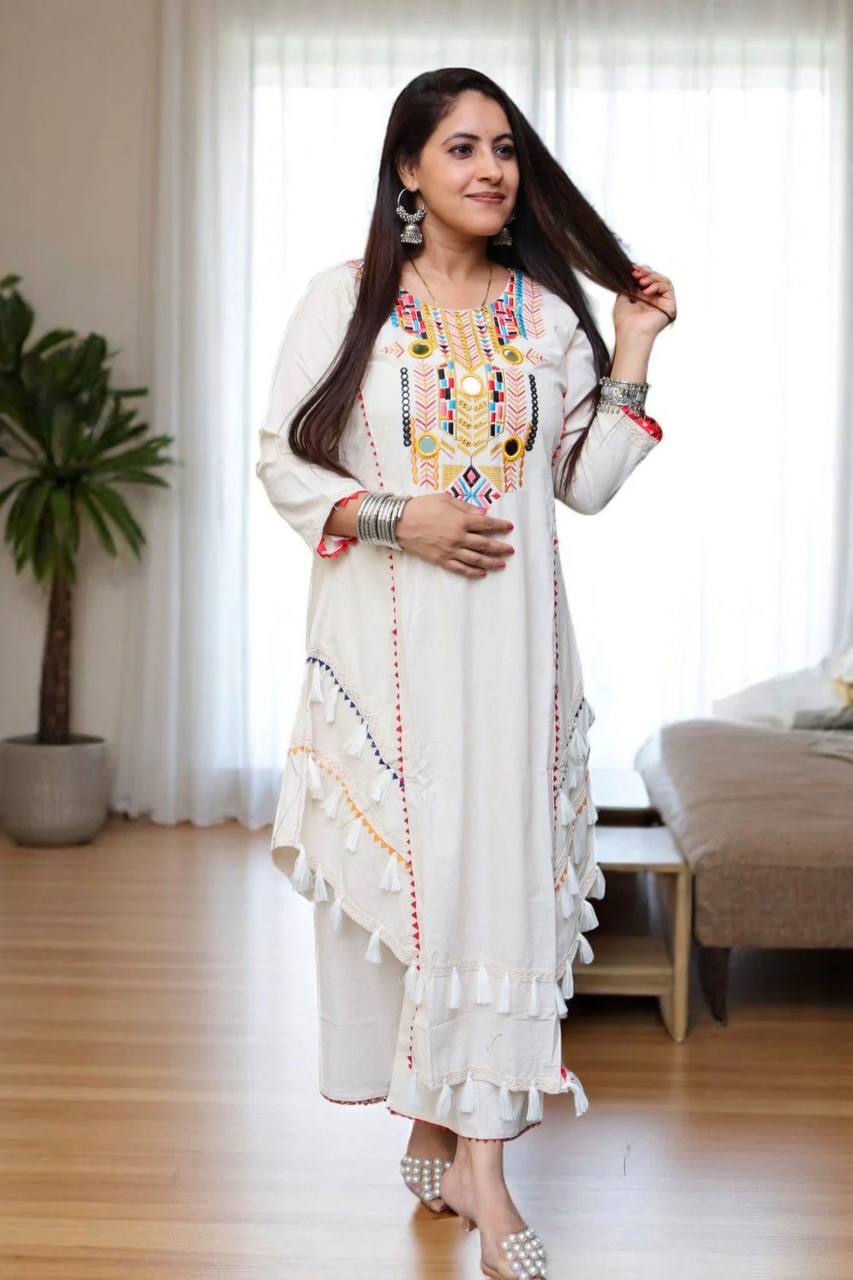 Stylish Heritage Outfit for Confident Women