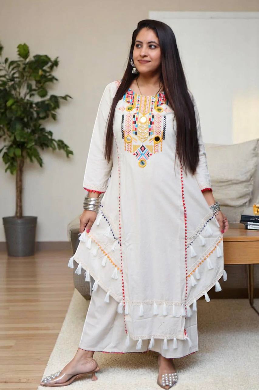 Stylish Heritage Outfit for Confident Women